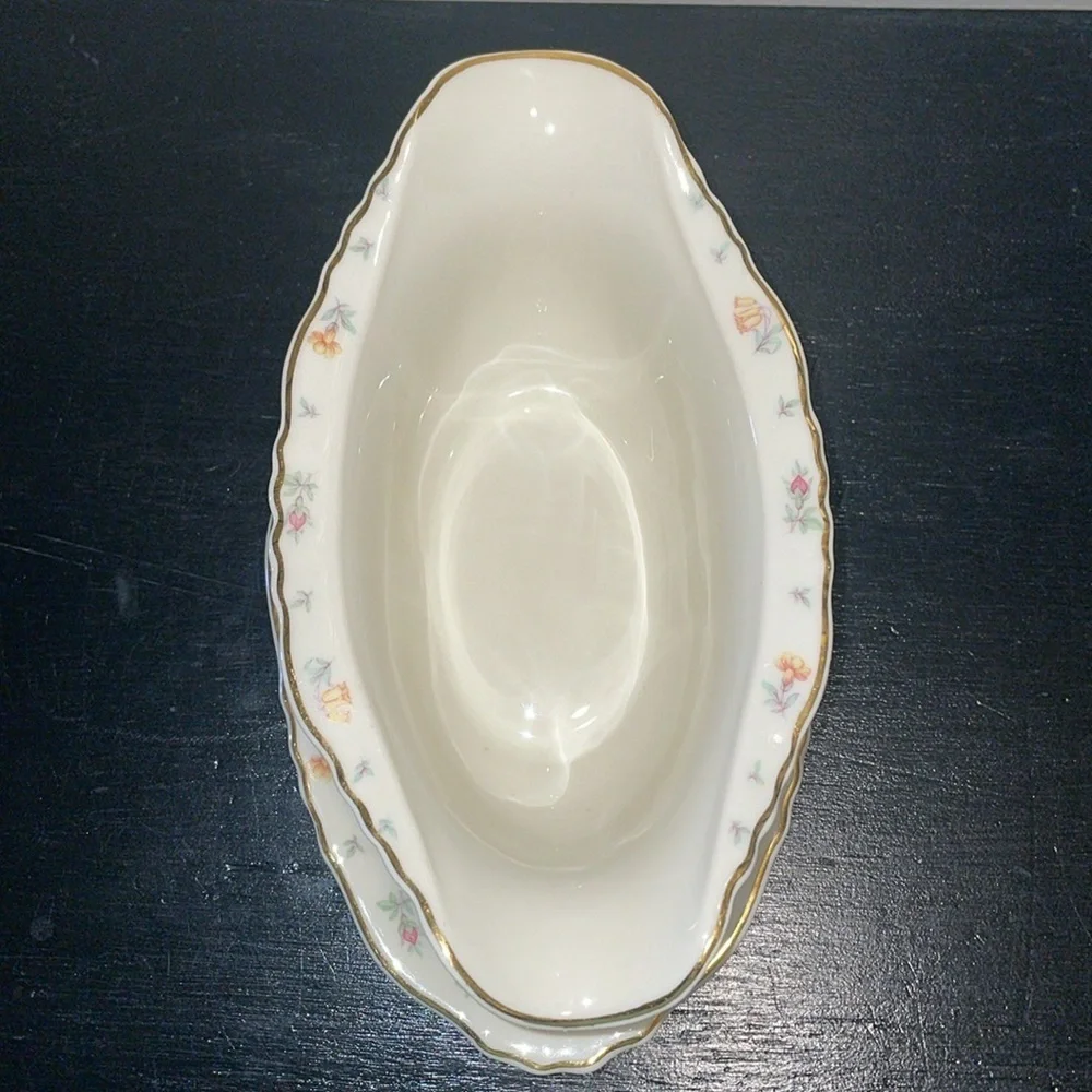Syracuse China Suzanne gravy boat w an attached underplate. Vintage. 40’s-70’s‎